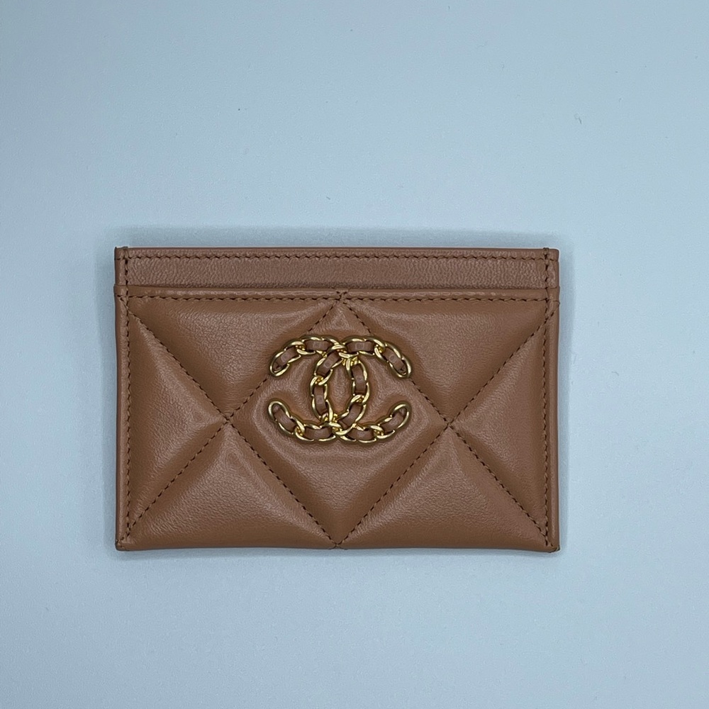 ▪️SOLD▪️ 21K Chanel 19 Flat Cardholder in Caramel with Gold Hardware
